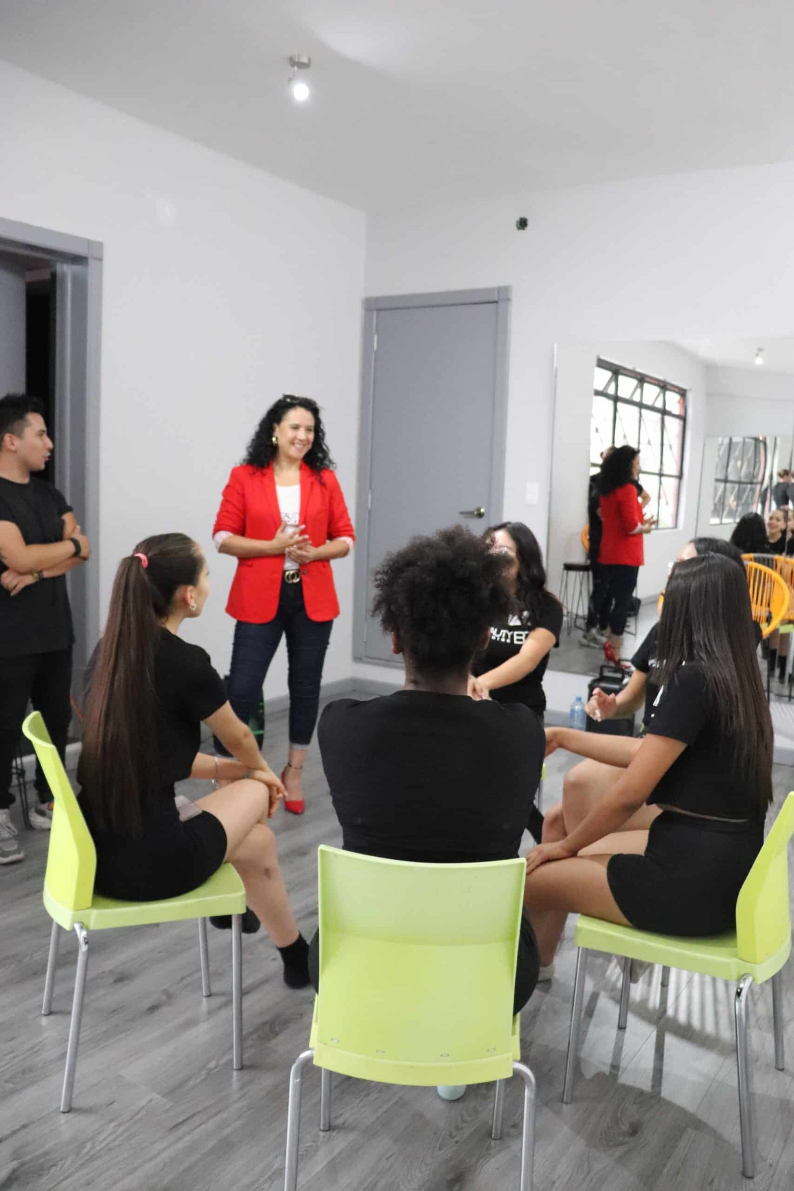 Alumnas en la clase de oratoria junto a la directora Claudia Maceda y el coach Jerry Balderas