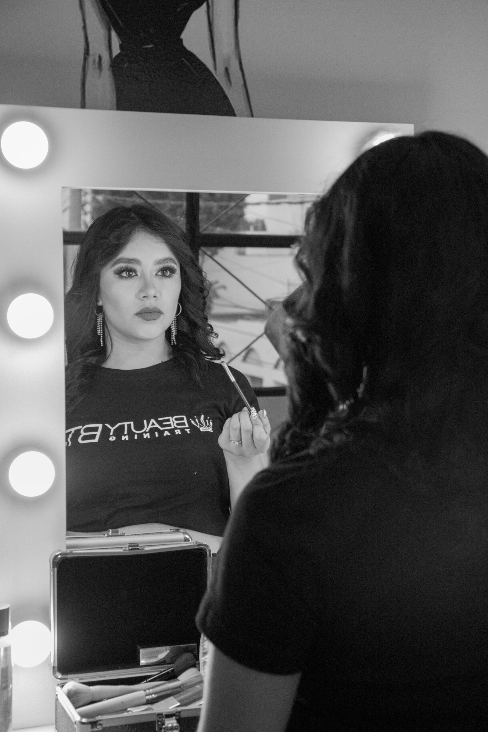 alumna en la clase de maquillaje