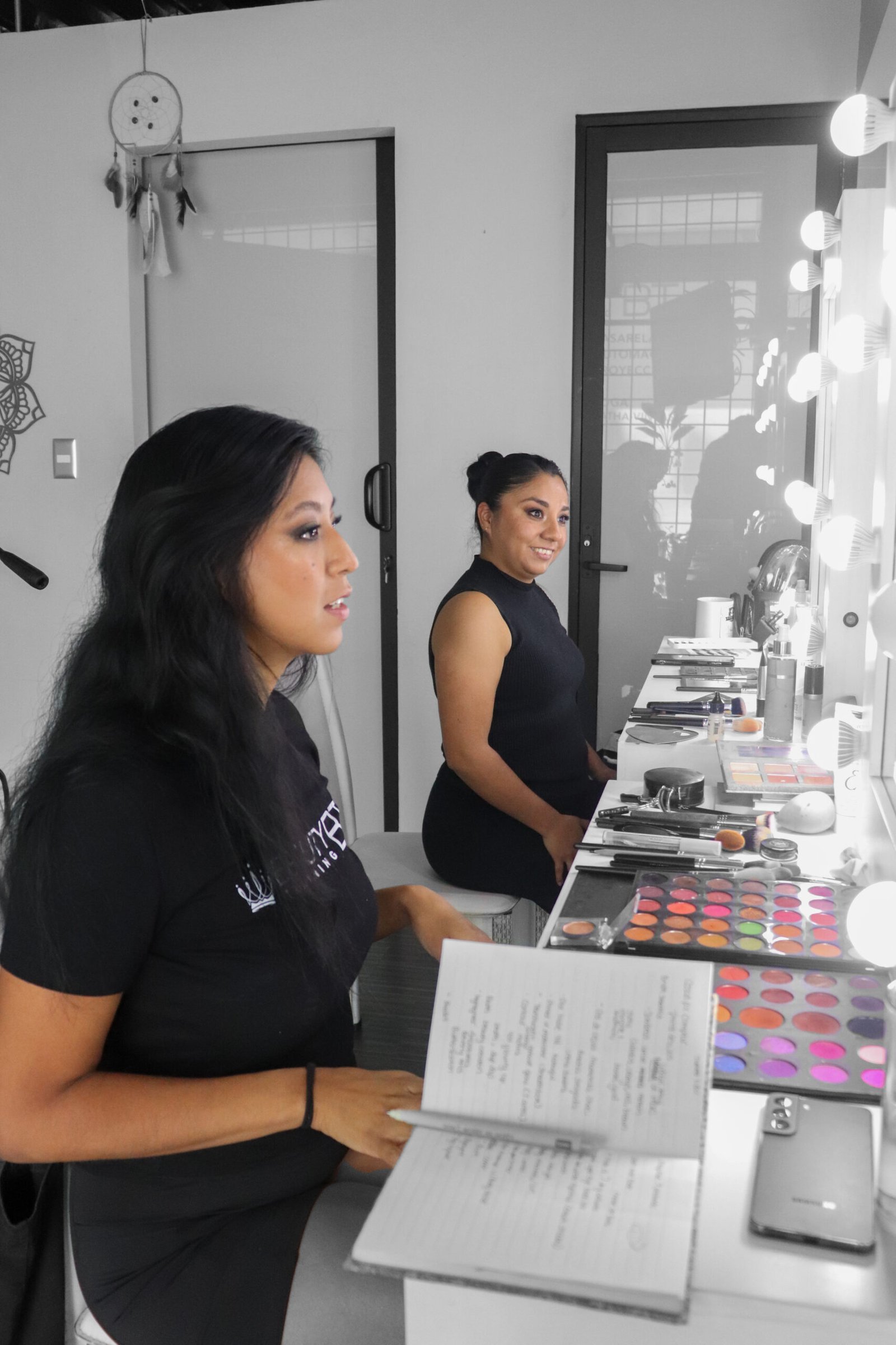 alumna y maestra de maquillaje en clase de automaquillaje