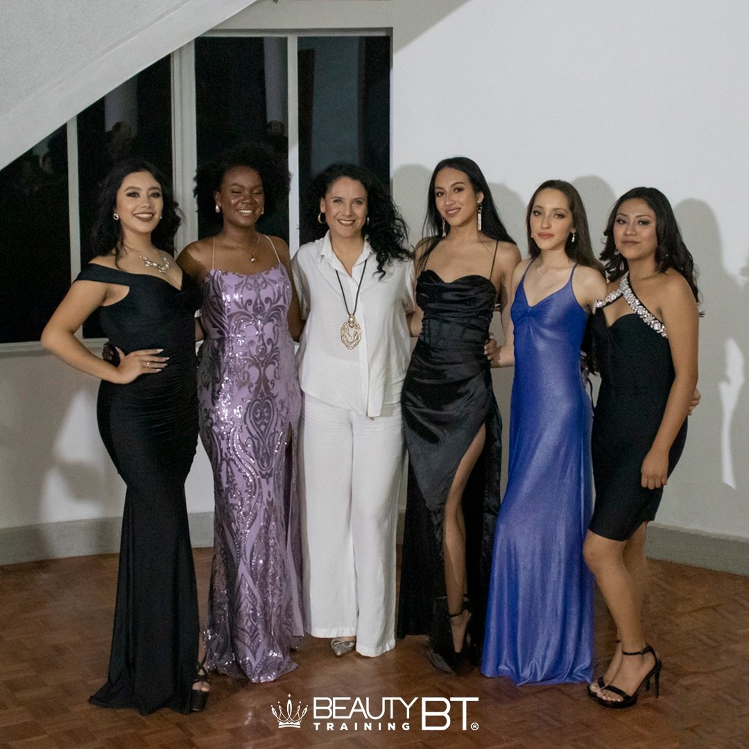 Foto de alumnas junto a la directora Claudia Maceda en la pasarela que culminó la master class